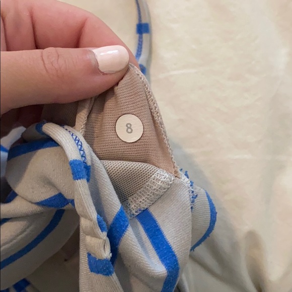 Lulu sports bra with removable padding - Picture 3 of 3